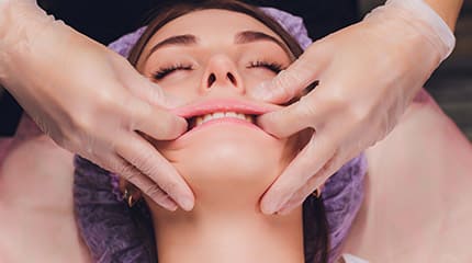 Frau erh&auml;lt eine Buccal Massage